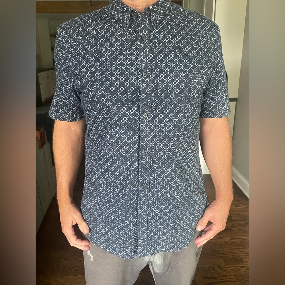 Men’s size large shirt like new condition. Worn once.